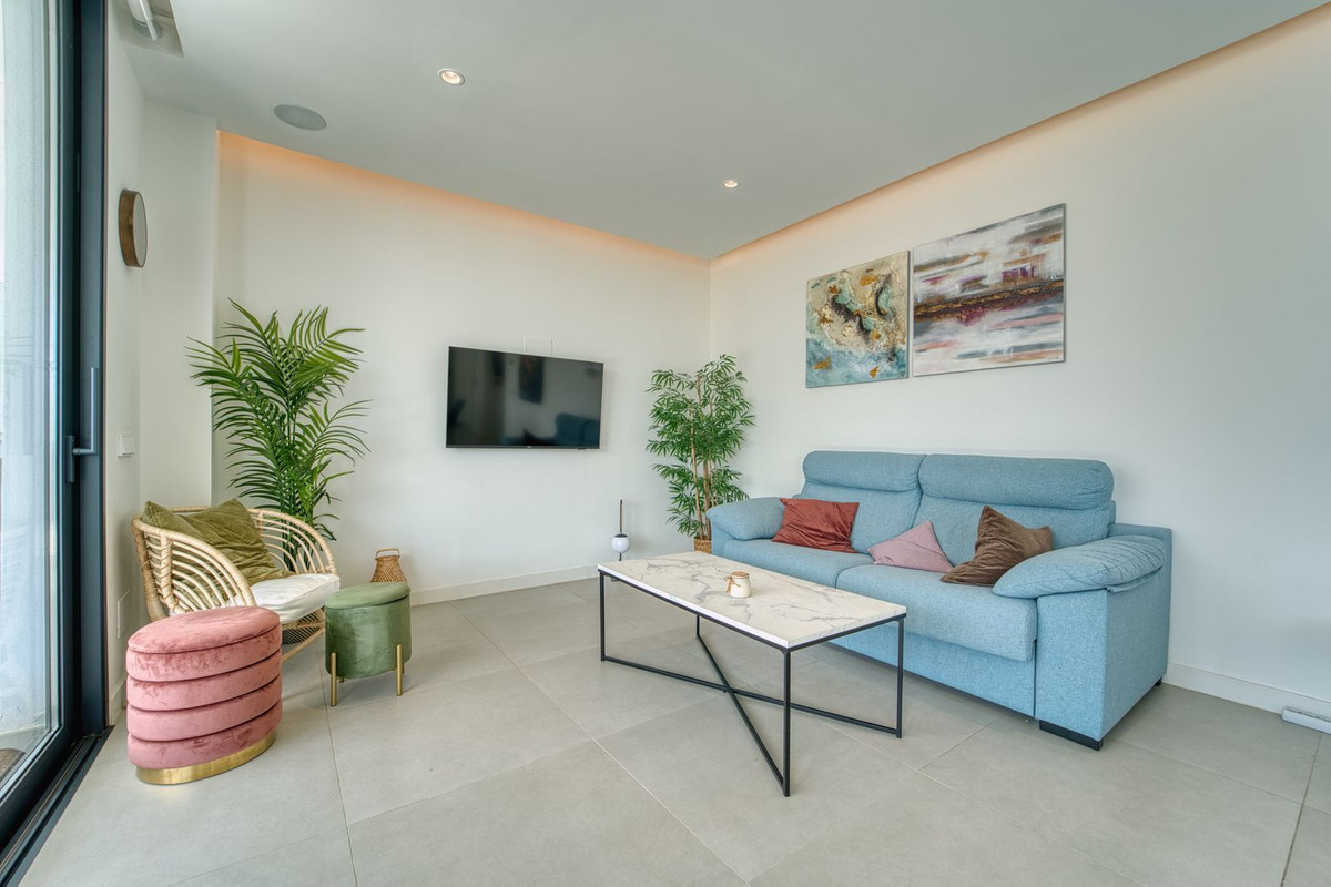 2 Bedroom Apartment in Benalmádena - Photo 3