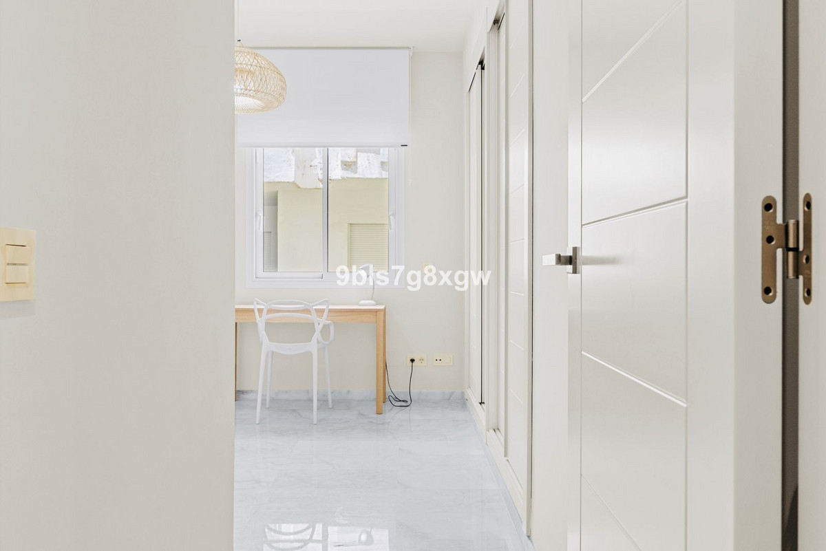 2 Bedroom Apartment in Estepona - Photo 18