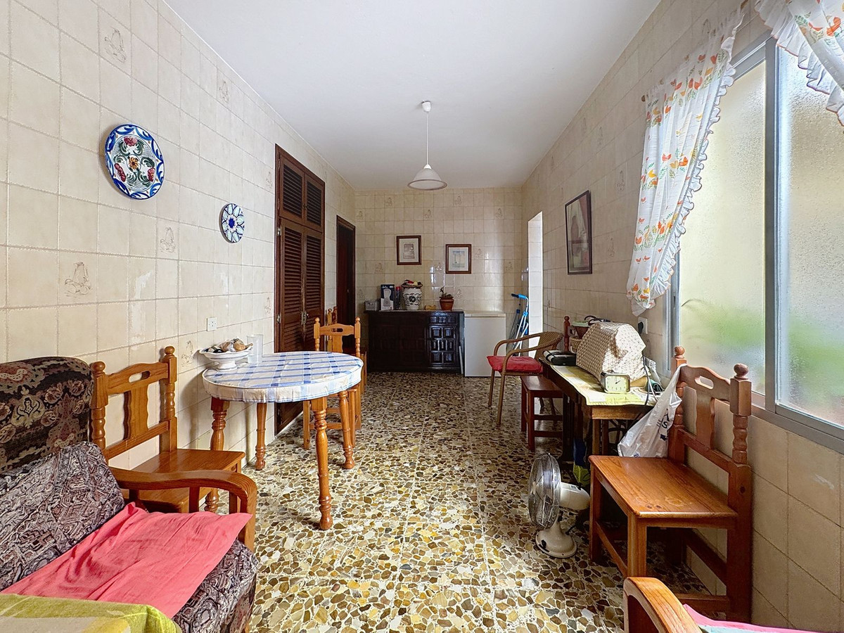 5 Bedroom Townhouse in Estepona - Photo 8