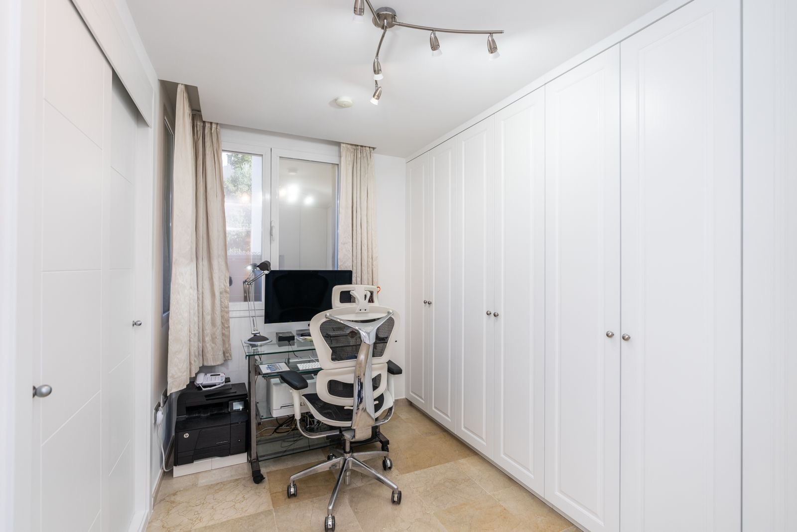 4 Bedroom Apartment in Benahavís - Photo 17