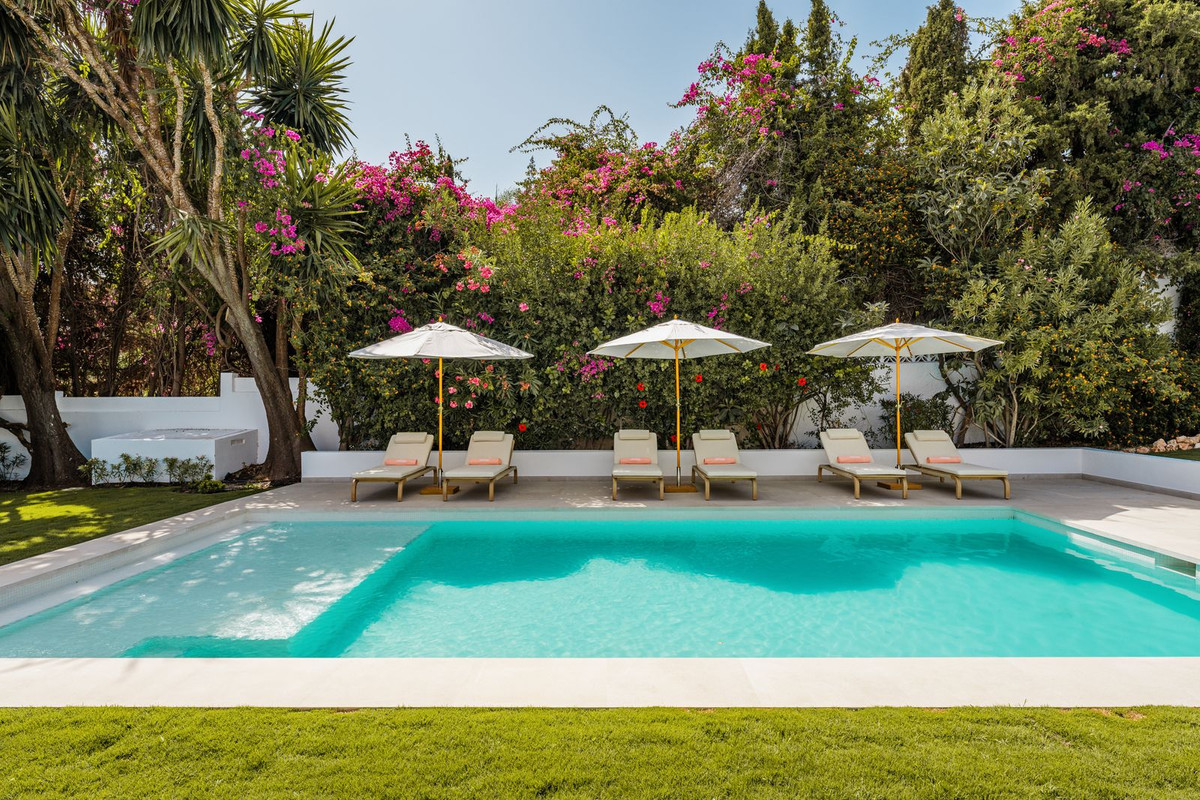 4 Bedroom Villa in Marbella - Photo 9