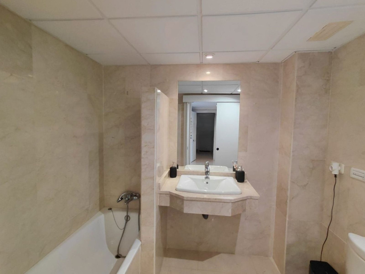 2 Bedroom Apartment in Marbella - Photo 22