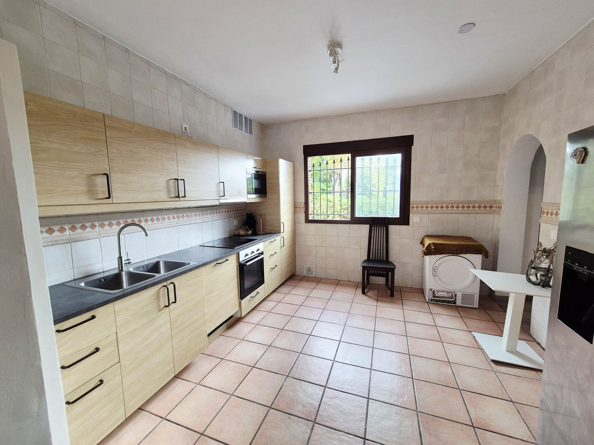 4 Bedroom Villa in San Pedro de Alcántara - Photo 11
