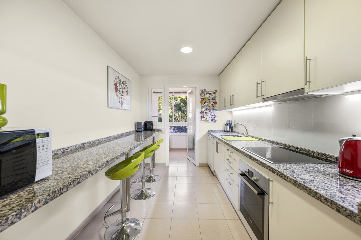 3 Bedroom Apartment in Benahavís - Photo 11