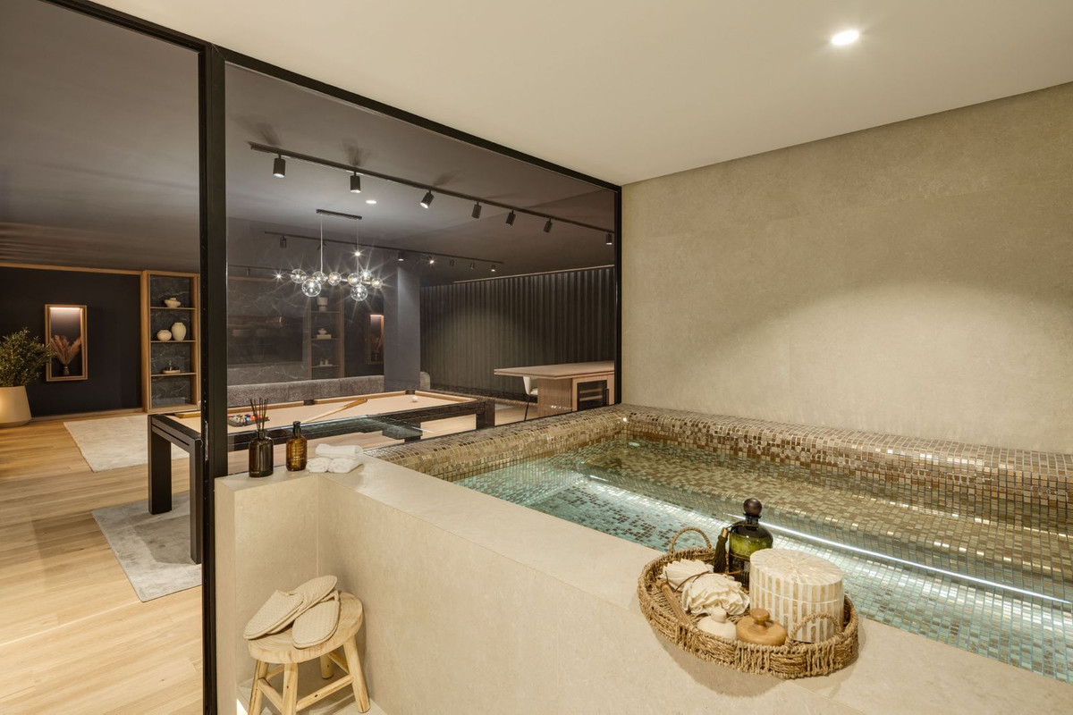 5 Bedroom Villa in Marbella - Photo 47