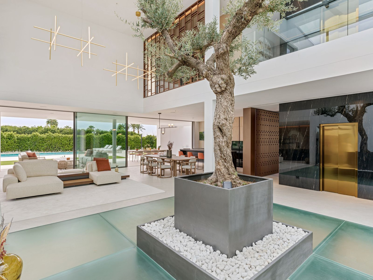 5 Bedroom Villa in Marbella - Photo 18