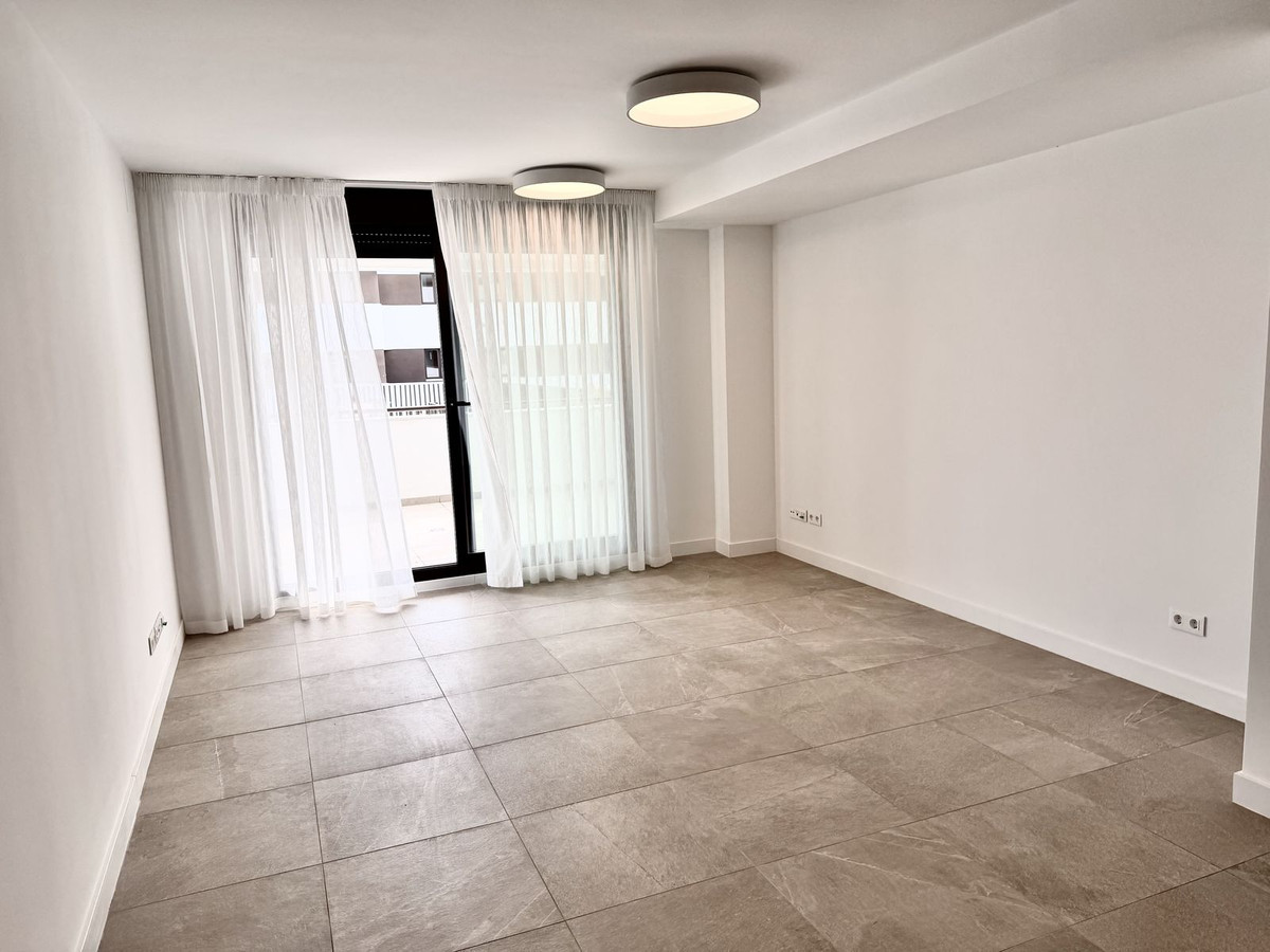 2 Bedroom Apartment in Estepona - Photo 15