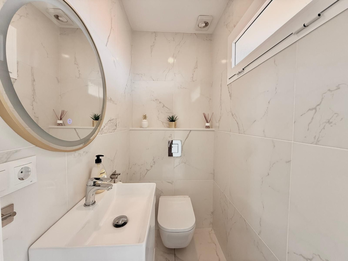 2 Bedroom Penthouse in Fuengirola - Photo 25