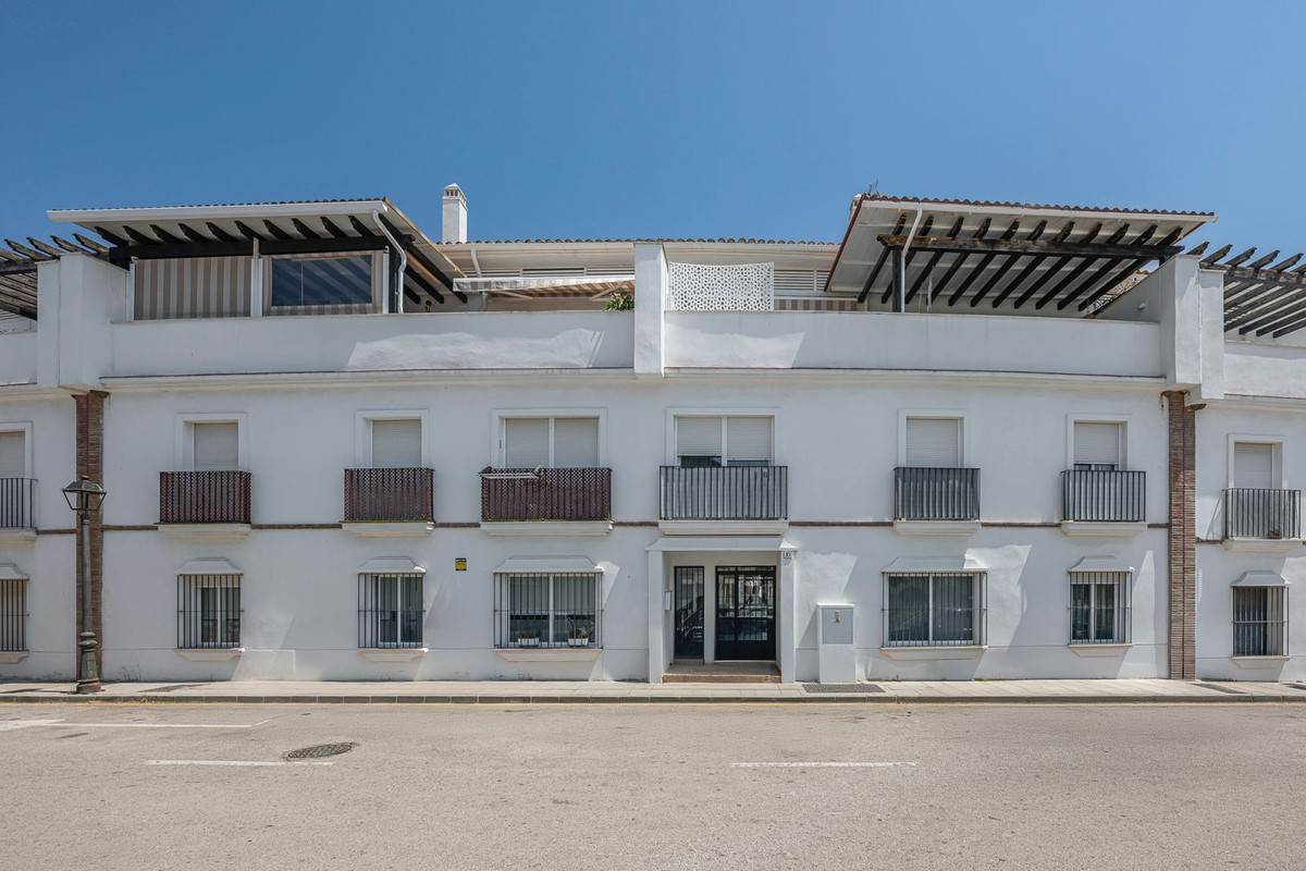 2 Bedroom Apartment in Estepona - Photo 40