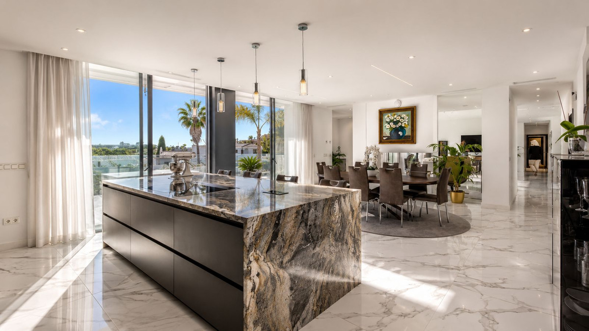 5 Bedroom Villa in Estepona - Photo 8