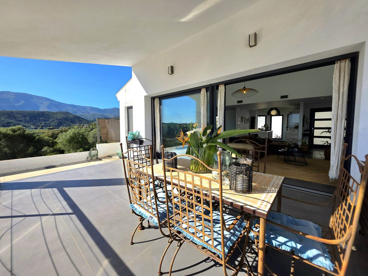 4 Bedroom Villa in Estepona - Photo 10