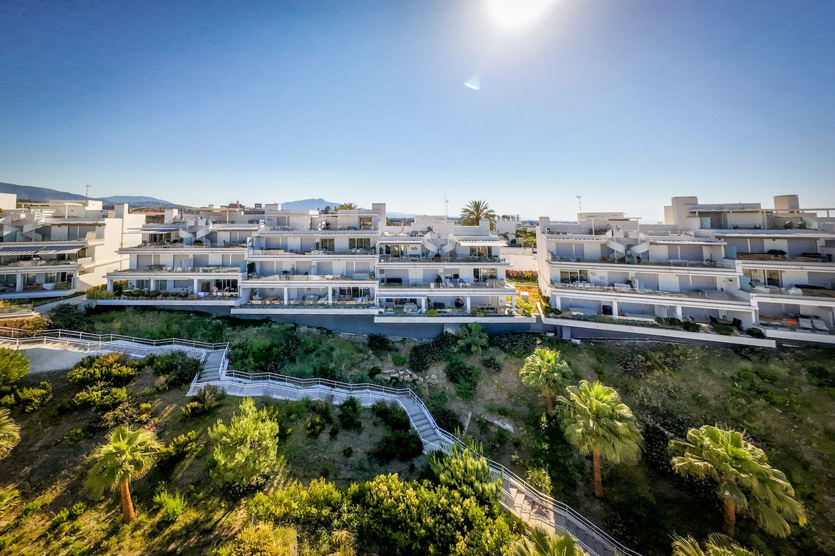 2 Bedroom Apartment in Estepona - Photo 6