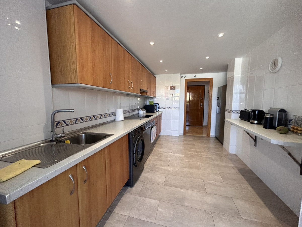3 Bedroom Penthouse in Estepona - Photo 18