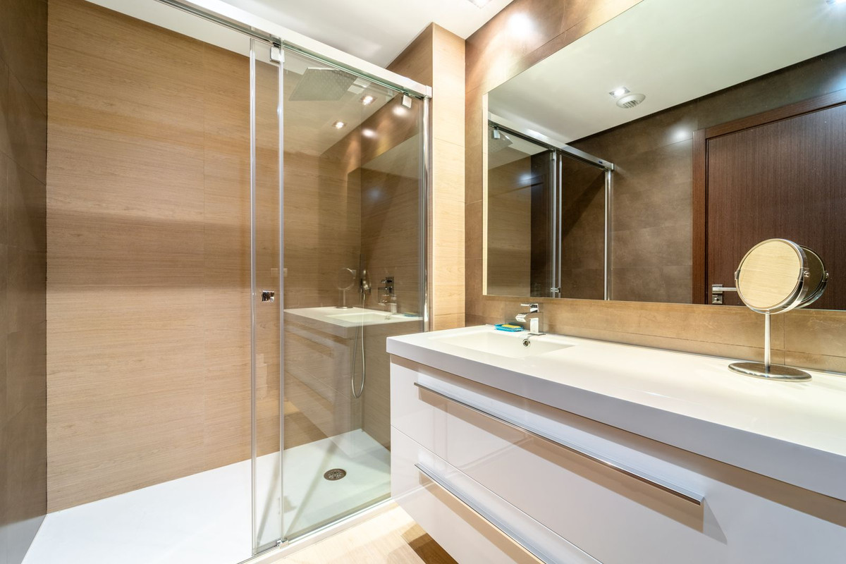 2 Bedroom Apartment in Benahavís - Photo 17