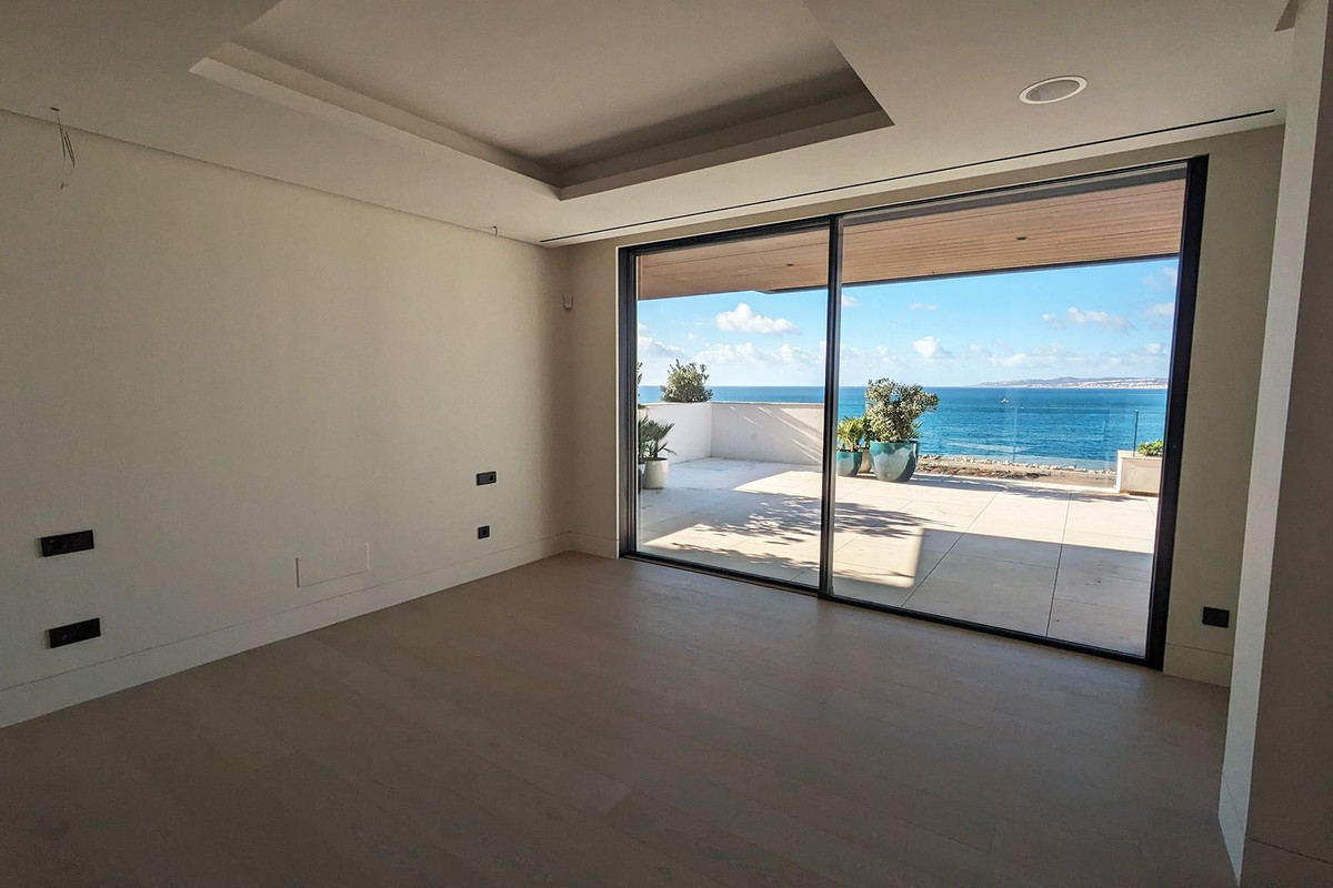 2 Bedroom Apartment in Estepona - Photo 9