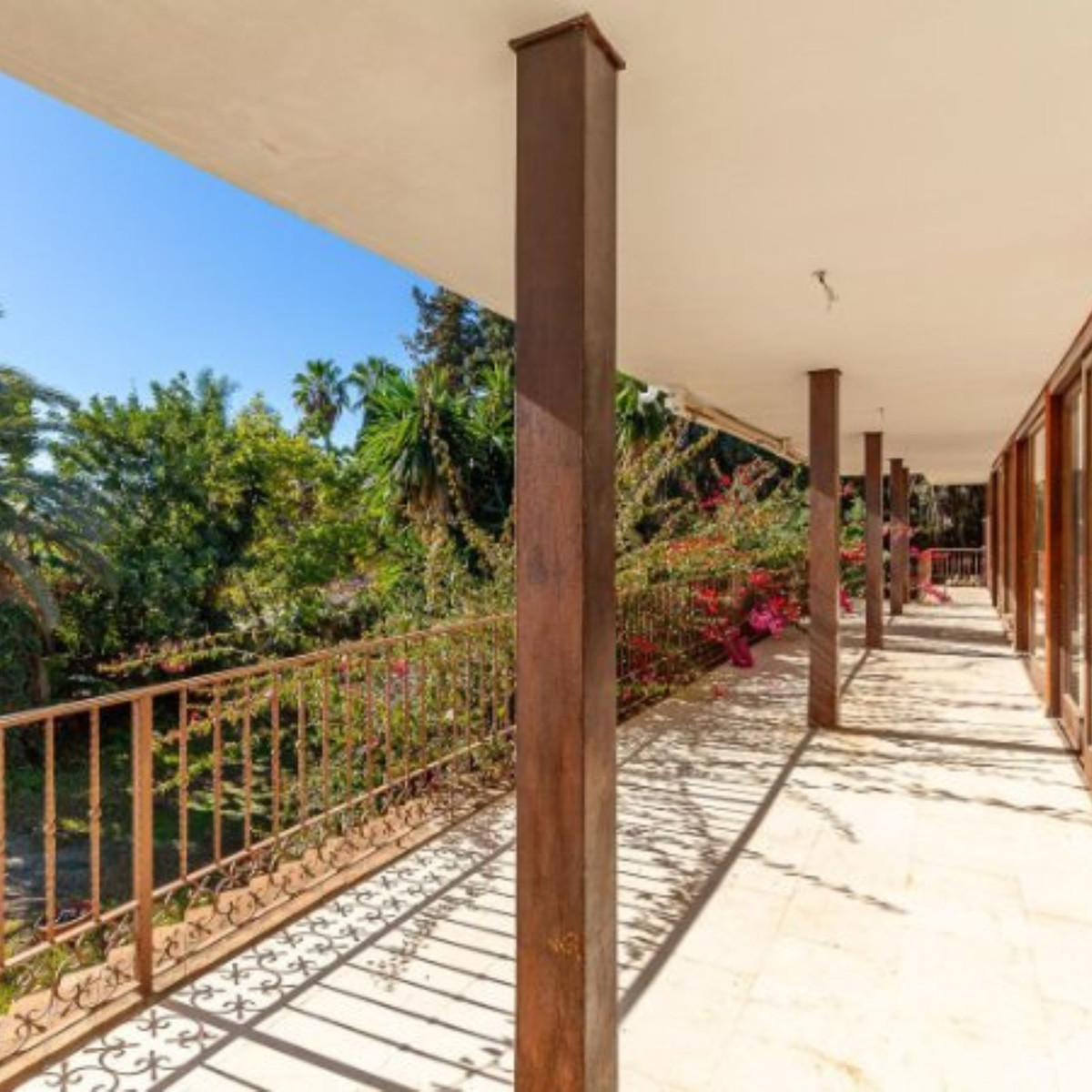8 Bedroom Villa in Marbella - Photo 6