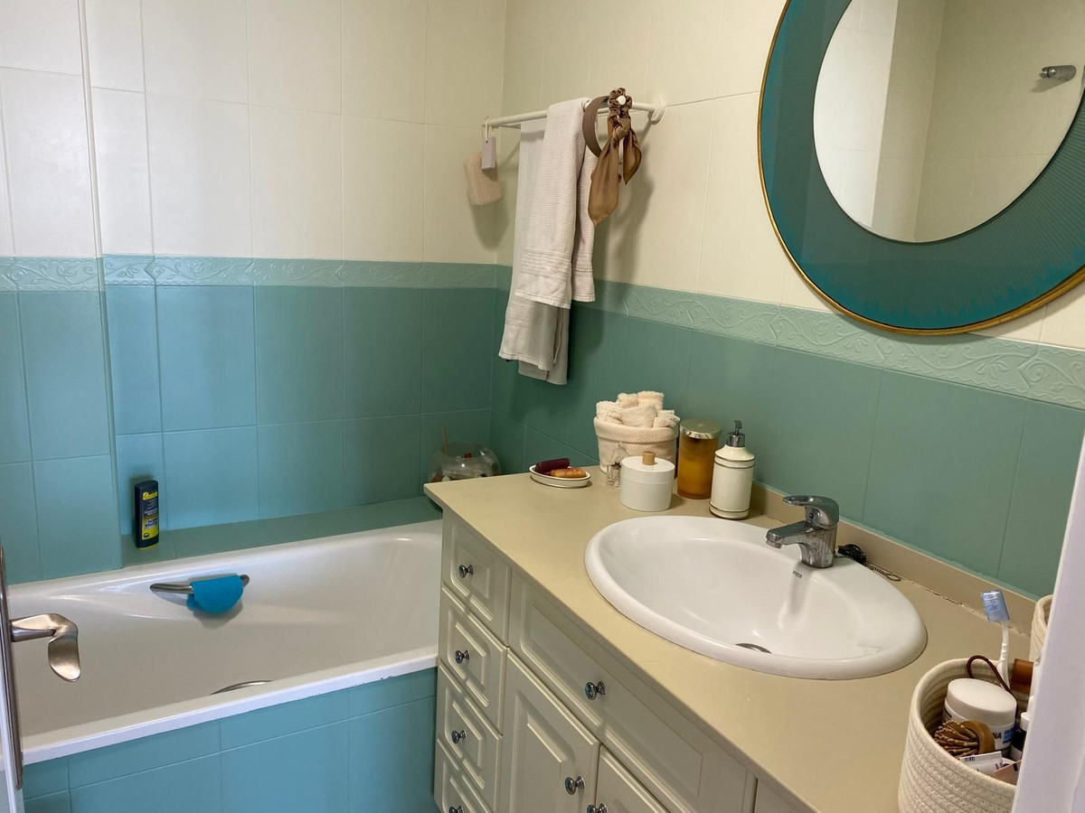 2 Bedroom Penthouse in Estepona - Photo 24
