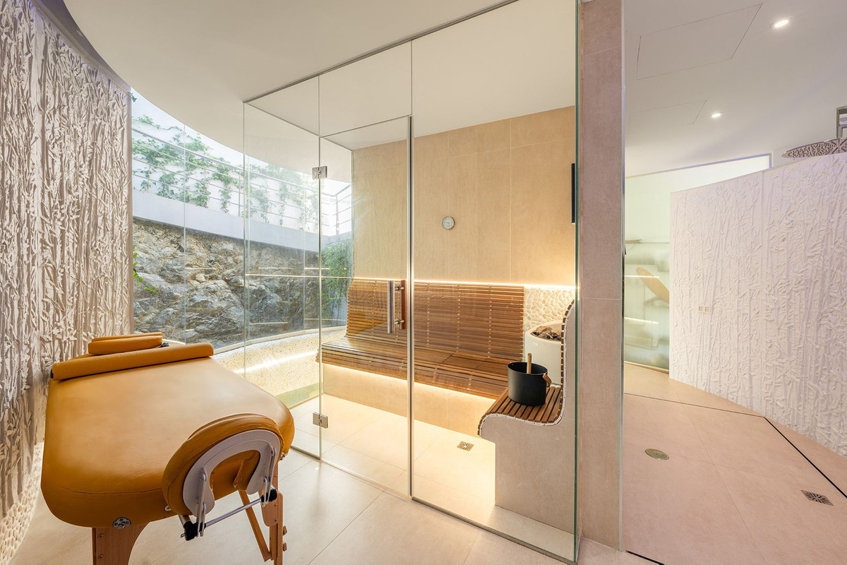 6 Bedroom Villa in Estepona - Photo 15