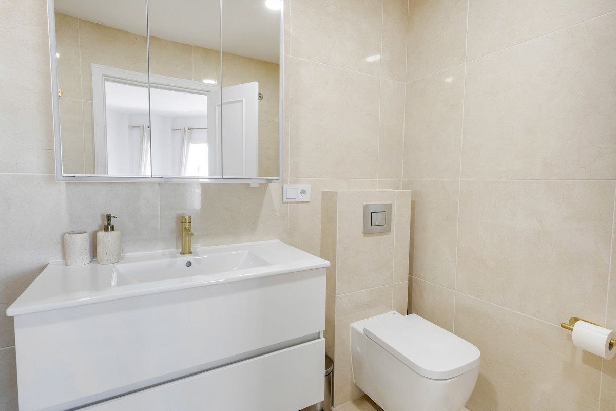 1 Bedroom Apartment in Estepona - Photo 22