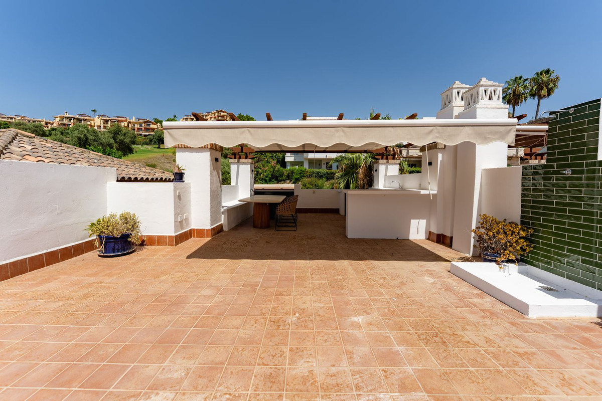2 Bedroom Penthouse in Benahavís - Photo 32
