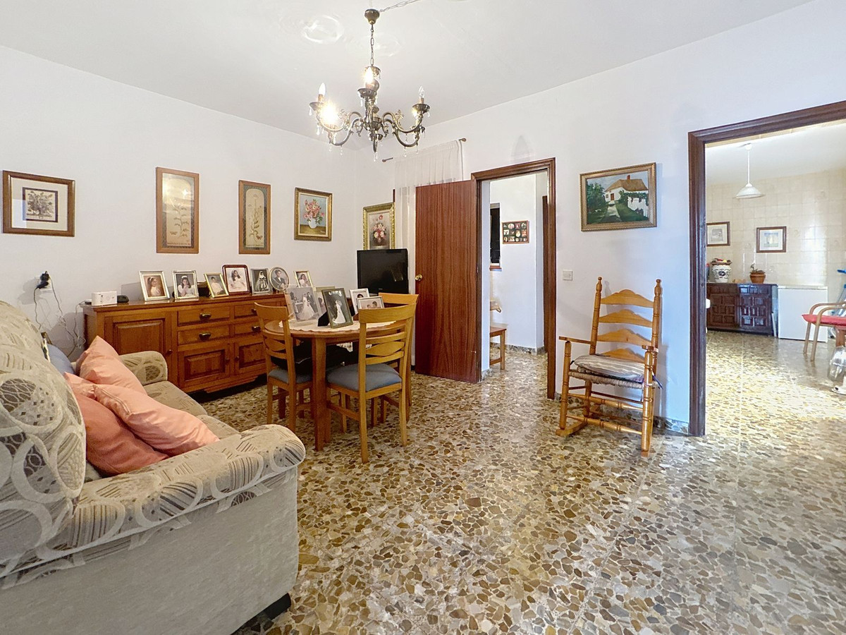 5 Bedroom Townhouse in Estepona - Photo 11