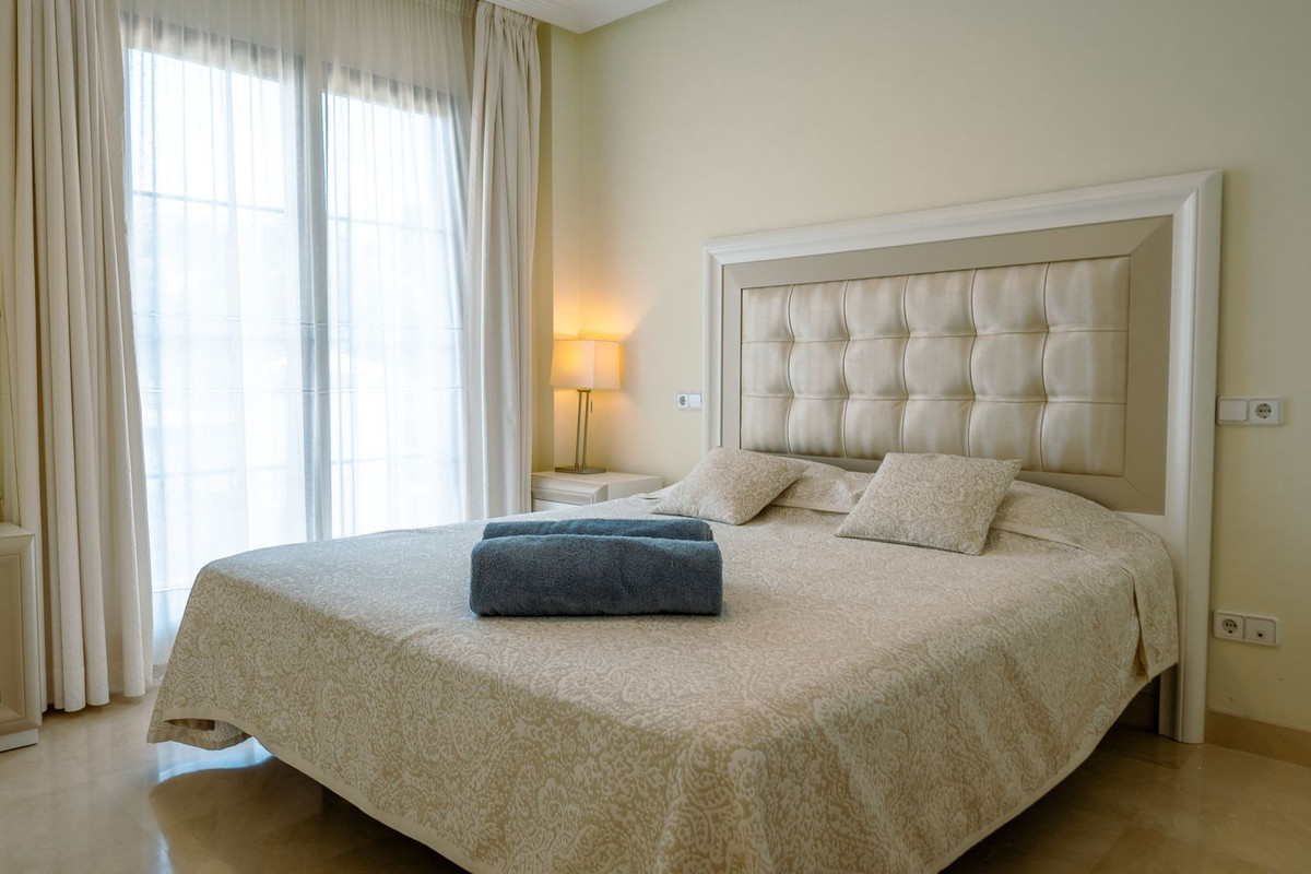 3 Bedroom Apartment in Benahavís - Photo 17