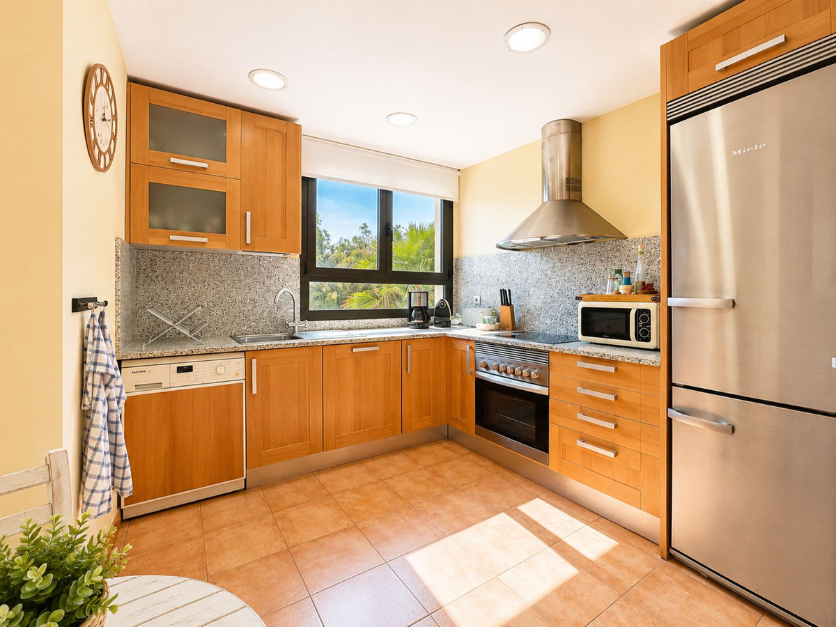 2 Bedroom Apartment in Estepona - Photo 10