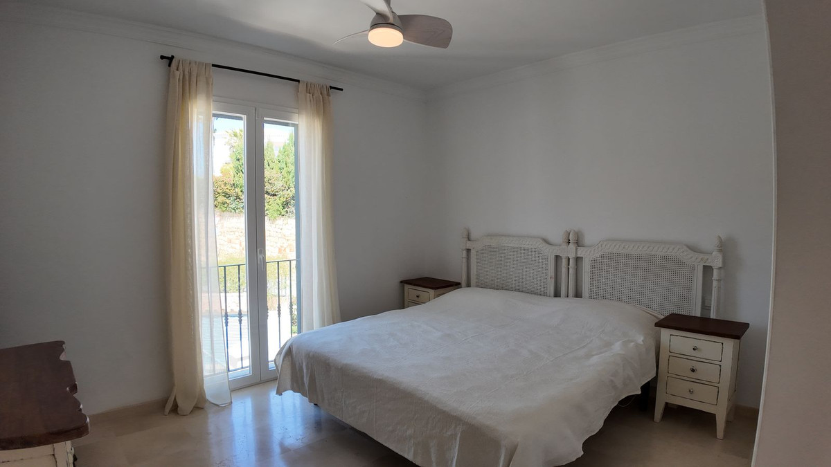 4 Bedroom Townhouse in Benahavís - Photo 39