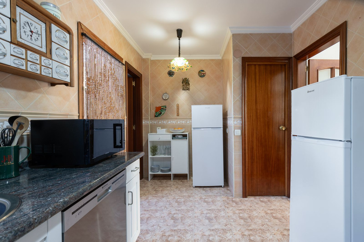 4 Bedroom Townhouse in Torremolinos - Photo 11