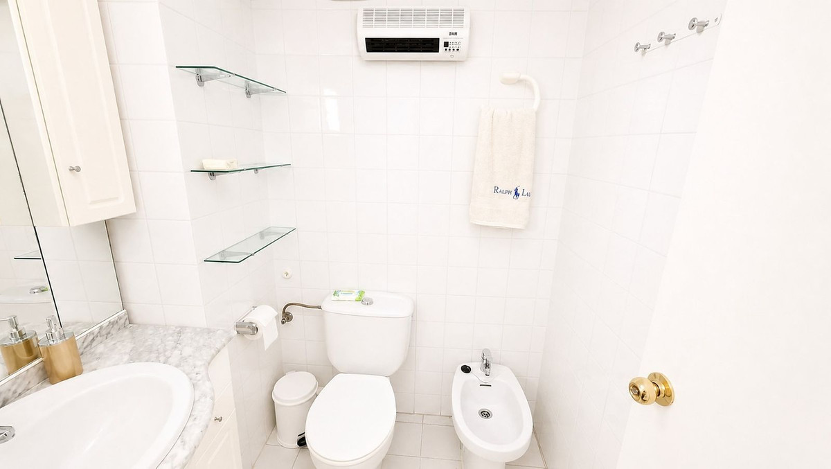 2 Bedroom Apartment in Estepona - Photo 22