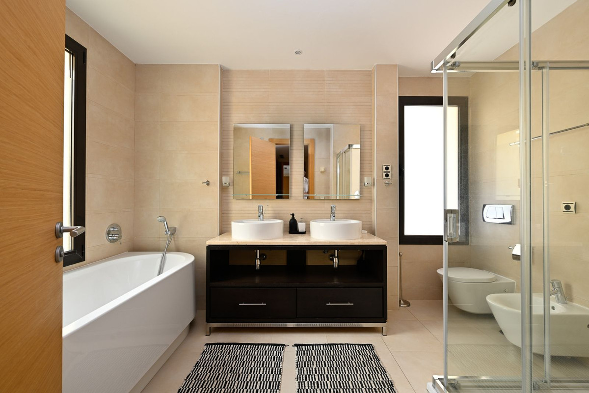 3 Bedroom Apartment in Marbella - Photo 12