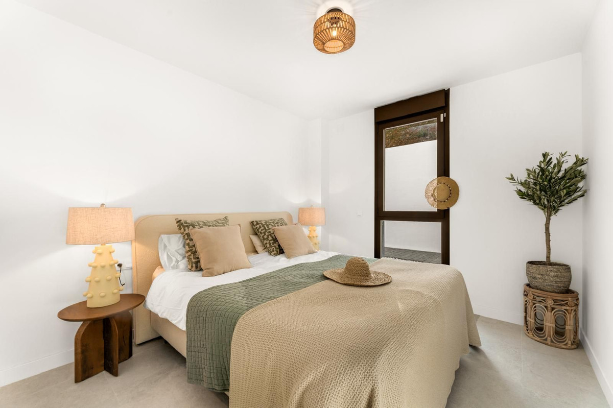 3 Bedroom Apartment in Estepona - Photo 8