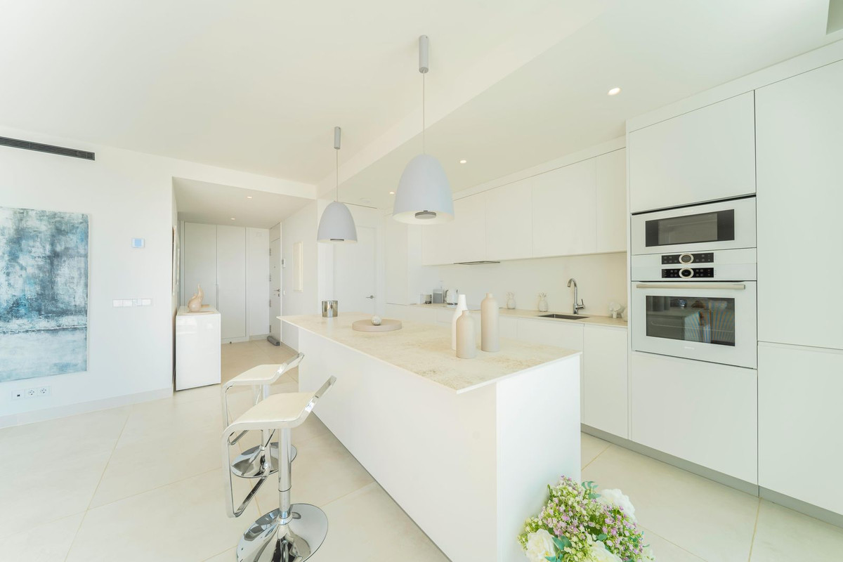 2 Bedroom Apartment in Benalmádena - Photo 9