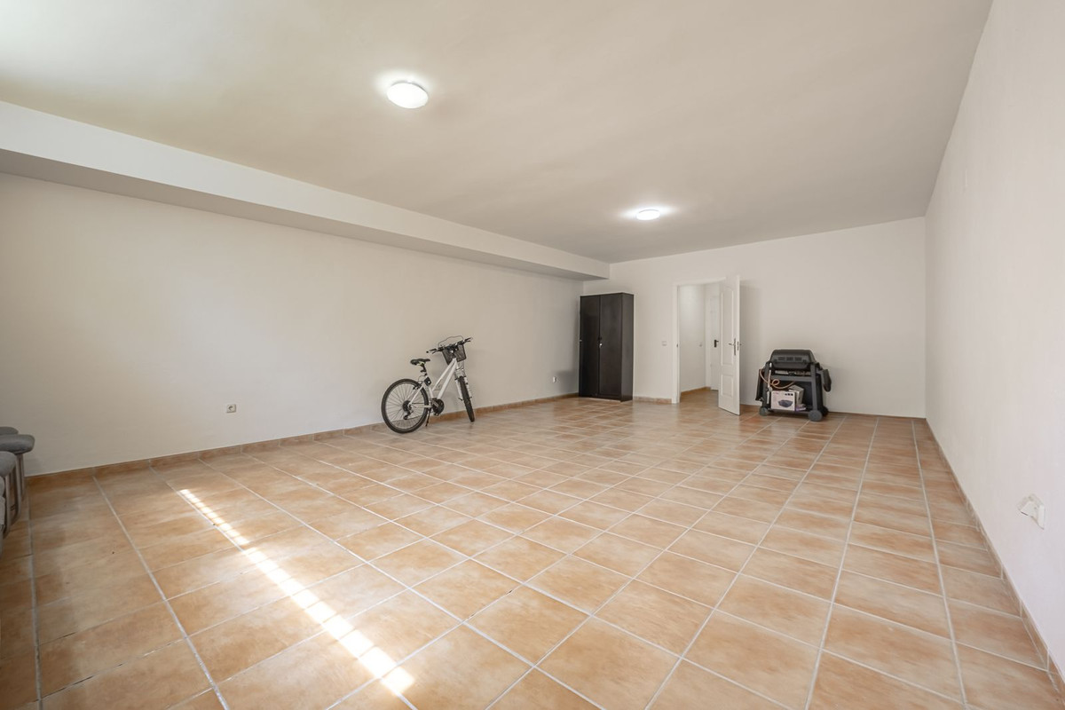 4 Bedroom Townhouse in Marbella - Photo 37