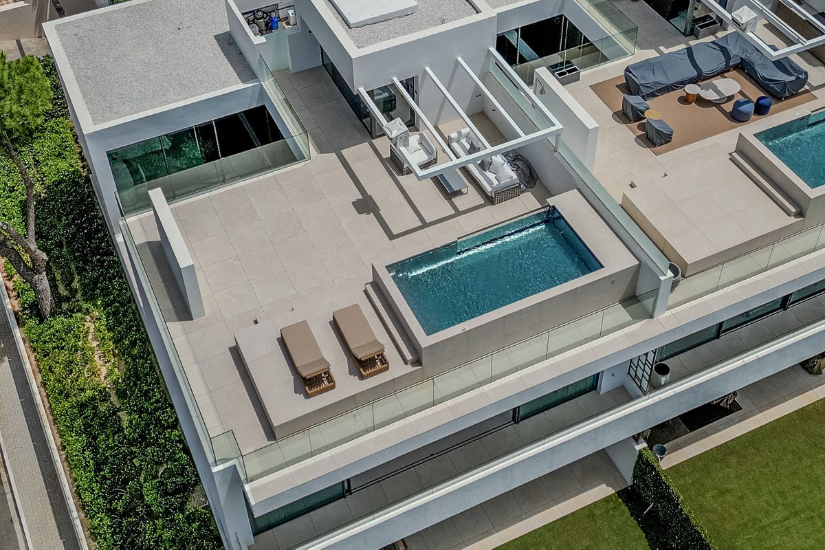 4 Bedroom Villa in Marbella - Photo 2