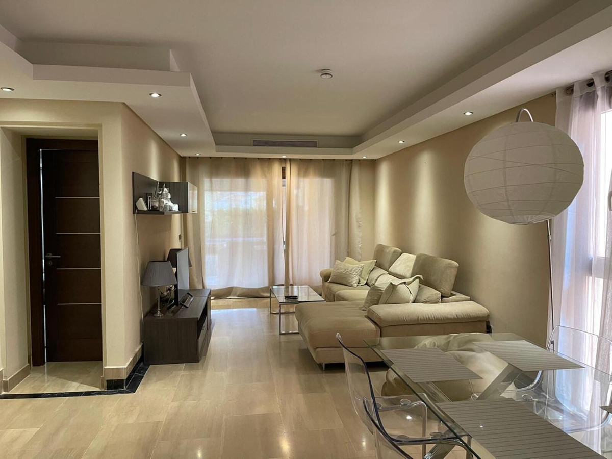 2 Bedroom Apartment in Estepona - Photo 4