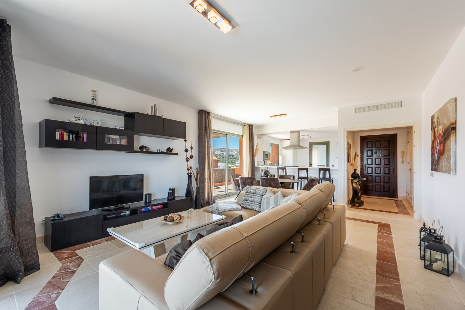 3 Bedroom Penthouse in Estepona - Photo 6