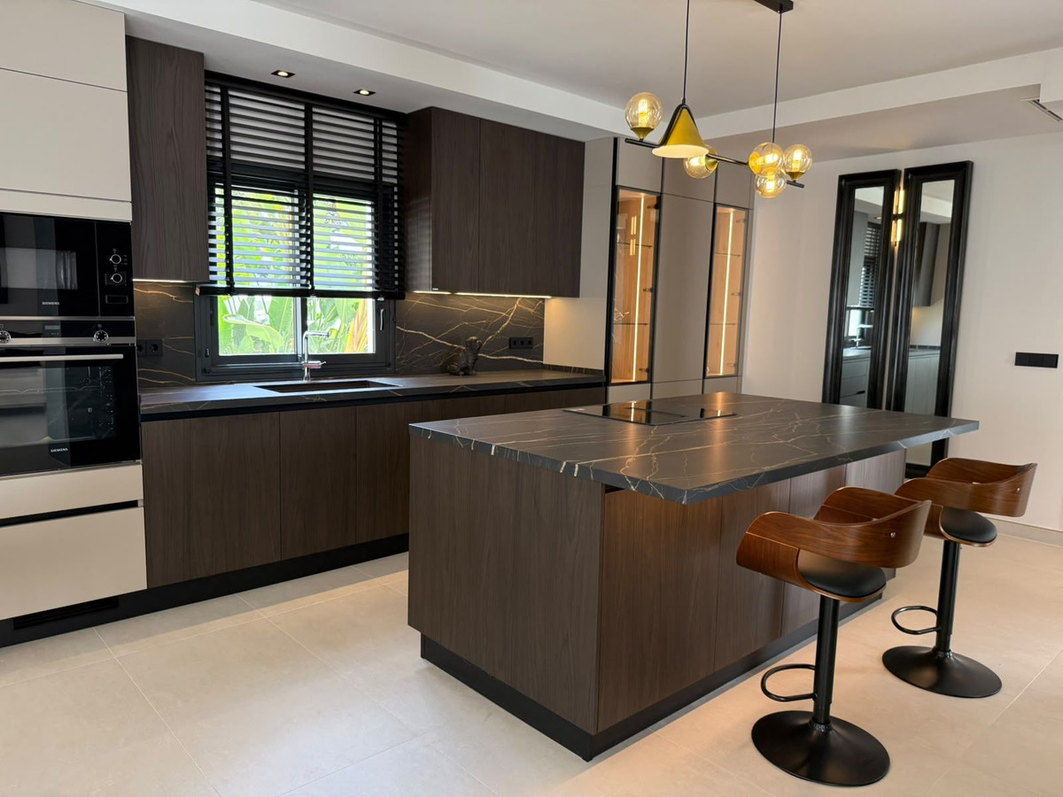 5 Bedroom Villa in Marbella - Photo 4
