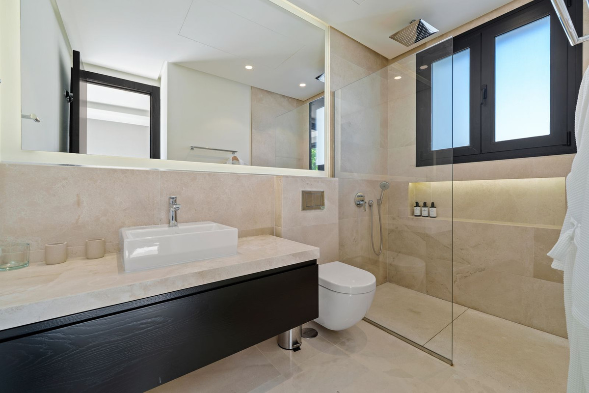 6 Bedroom Villa in Marbella - Photo 17