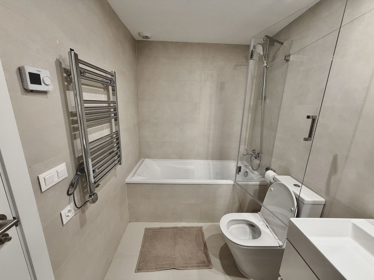 2 Bedroom Apartment in Estepona - Photo 26