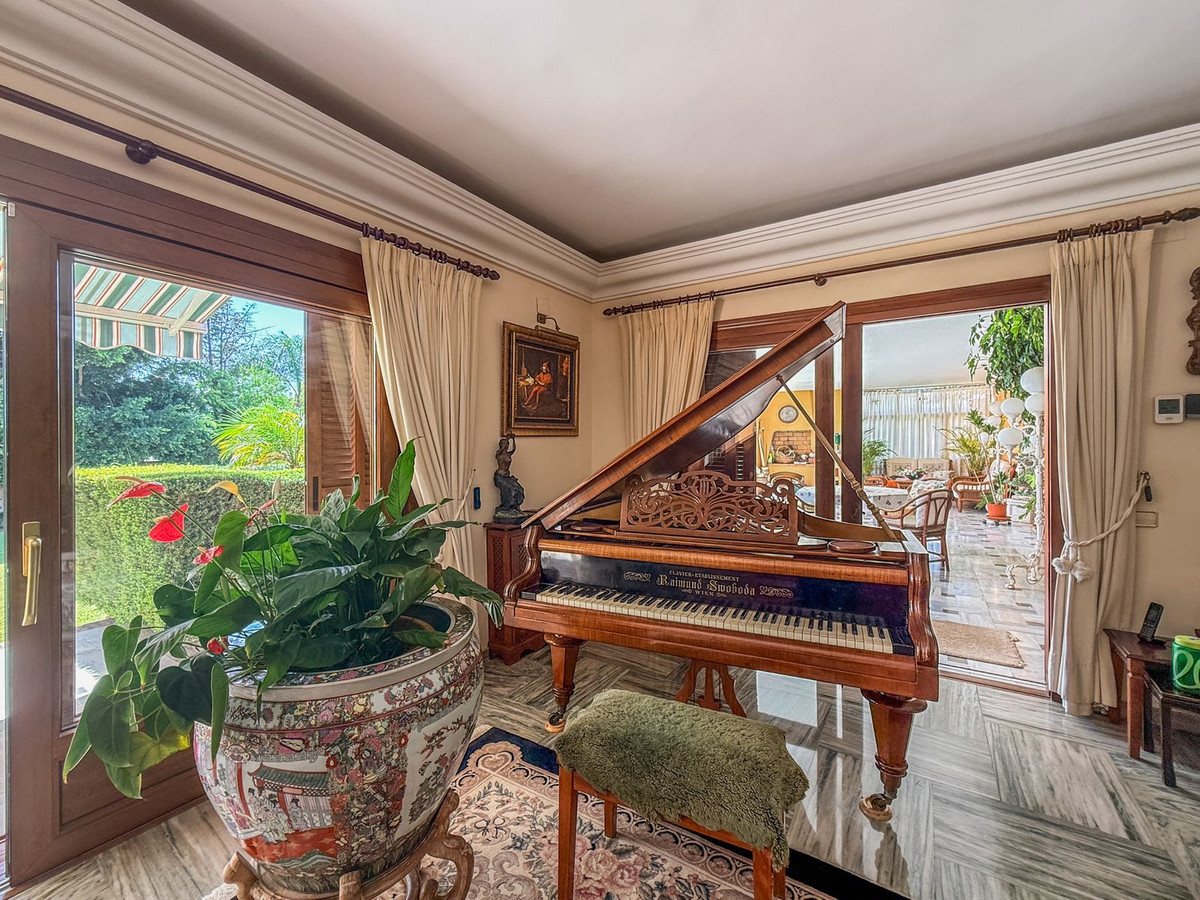 6 Bedroom Villa in Estepona - Photo 21