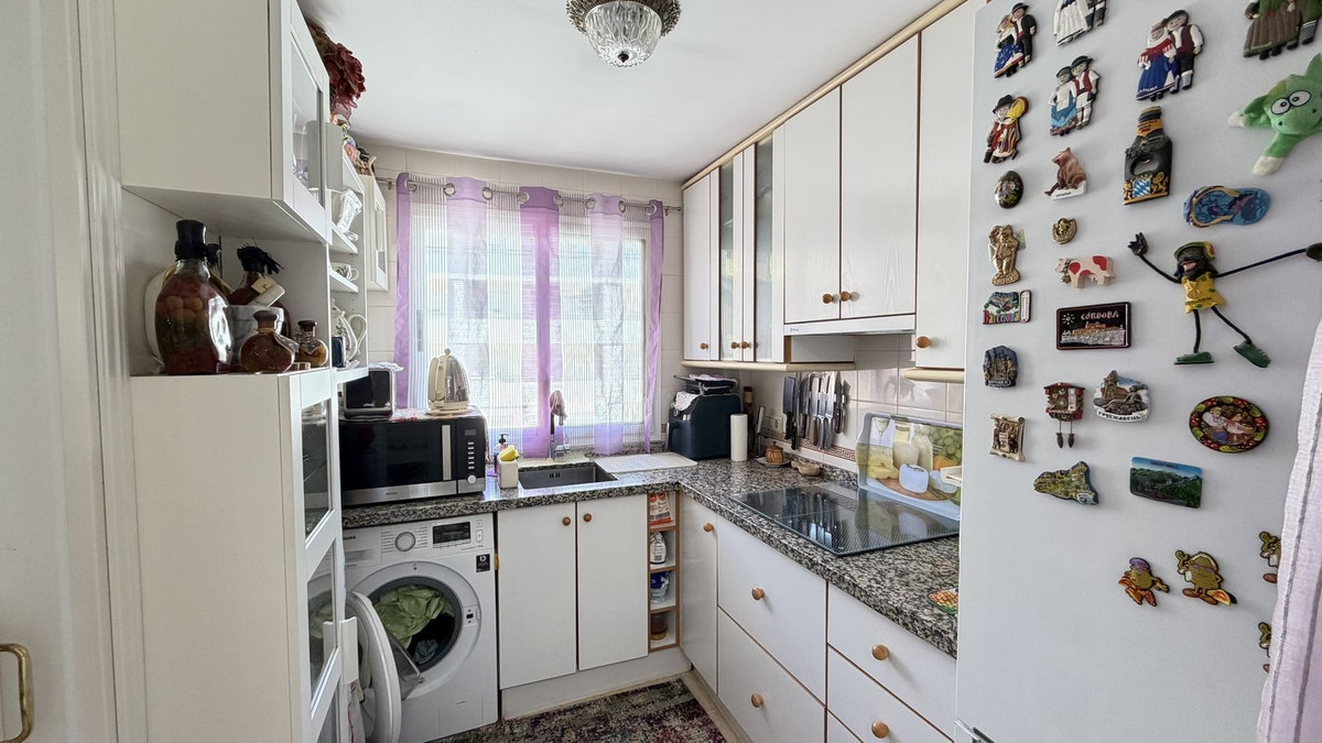 1 Bedroom Apartment in Mijas - Photo 2