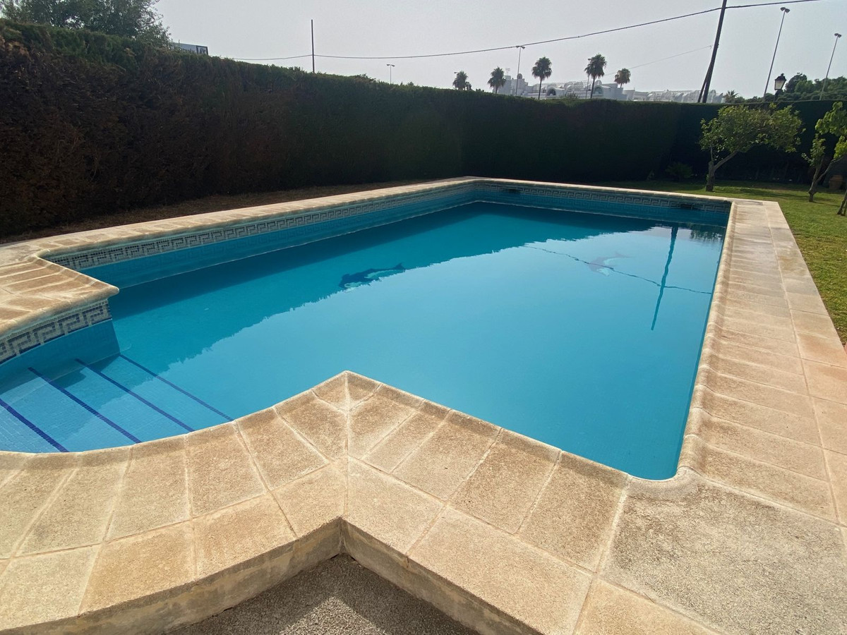 5 Bedroom Villa in Estepona - Photo 5
