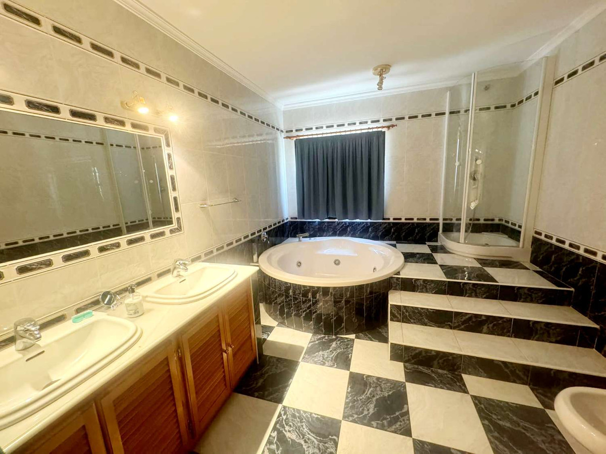 4 Bedroom Villa in Marbella - Photo 20