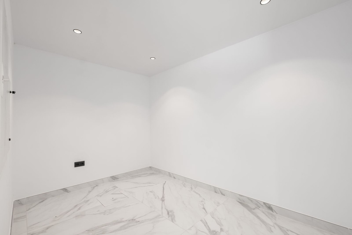 4 Bedroom Villa in Marbella - Photo 14