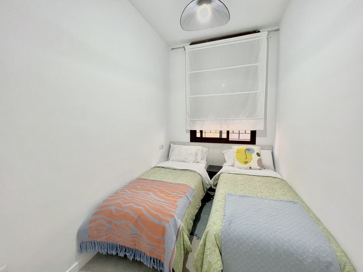 15 Bedroom Apartment in Málaga - Photo 18