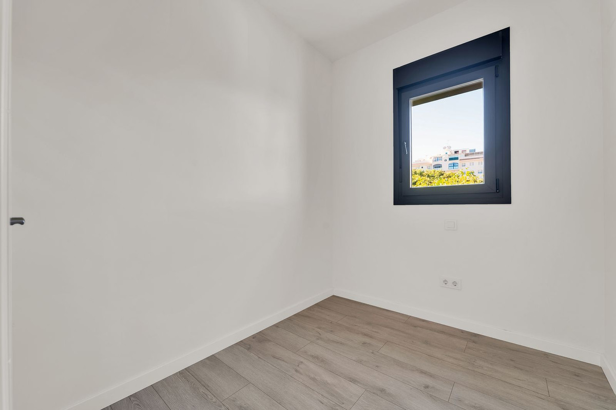 3 Bedroom Apartment in Estepona - Photo 8