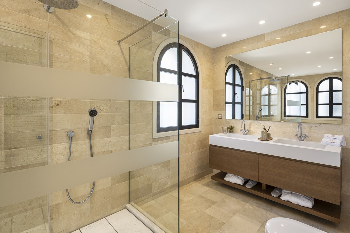 12 Bedroom Villa in Marbella - Photo 11