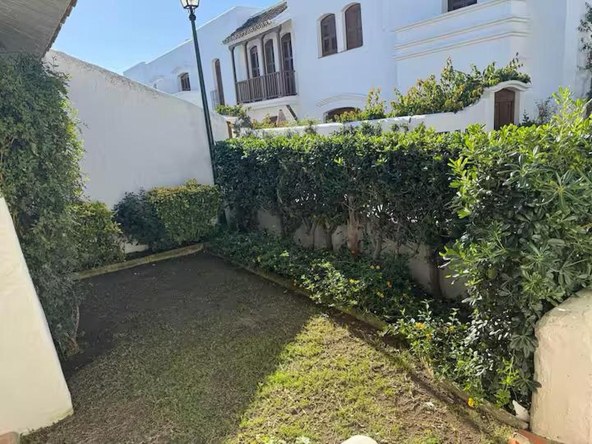2 Bedroom Apartment in Estepona - Photo 20