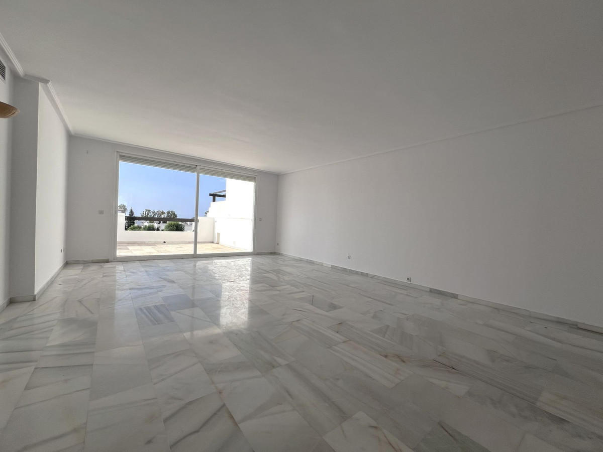 2 Bedroom Apartment in Estepona - Photo 21